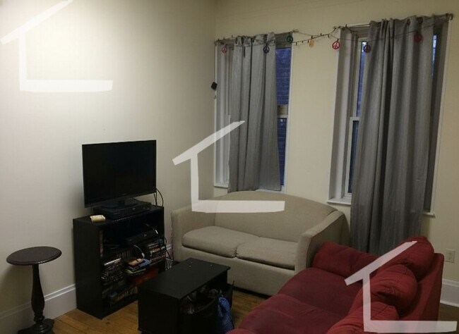 Building Photo - 3 bed1bath unit in Fenway is available in 9/1