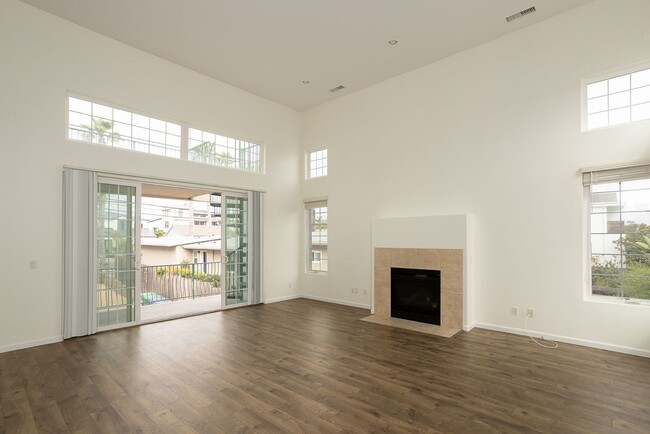 Building Photo - 3 Primary Suite Home 1 Block From the Beach