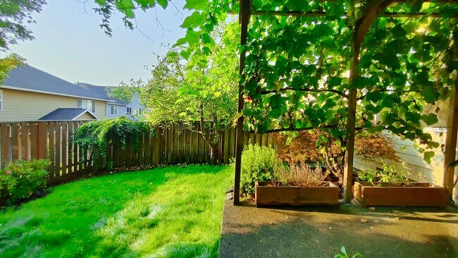 Building Photo - **$1000 OFF FIRST FULL MONTHS RENT**  Gorg...