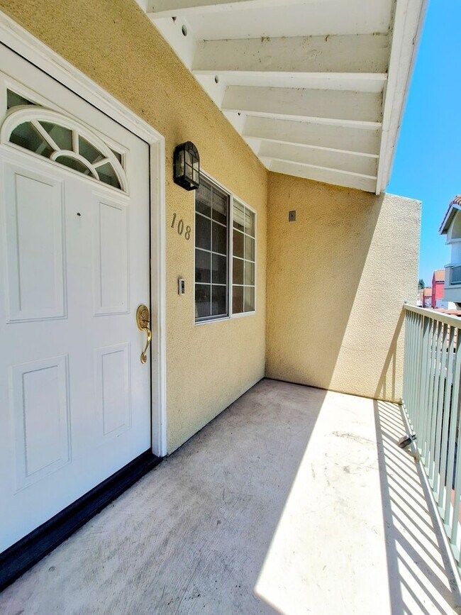 Building Photo - Beautiful Second Floor 3bd Condo w/Detached Garage & Pool