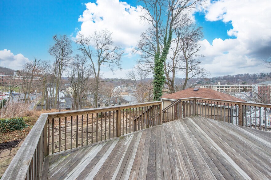 Deck off Mudroom - 14 Prospect St