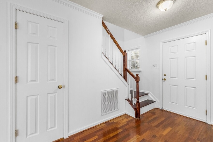 Building Photo - 129 Kellerhis Dr