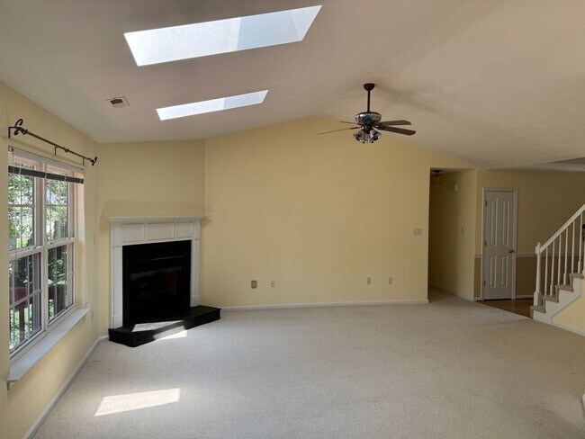 Building Photo - Location! 4 bedroom with garage convenient...