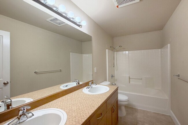 Building Photo - 5Bd/2.75Ba Sammamish Home