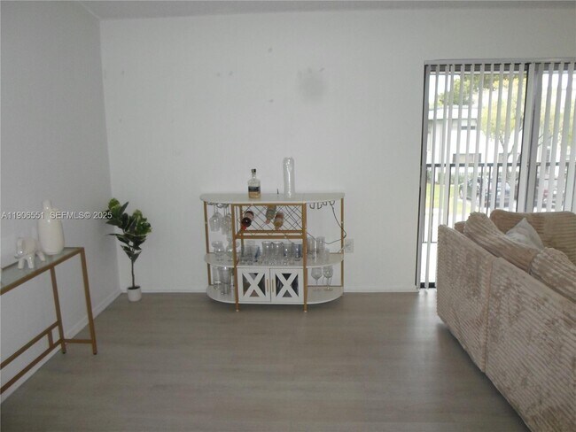 Building Photo - 20760 NE 4th Ct