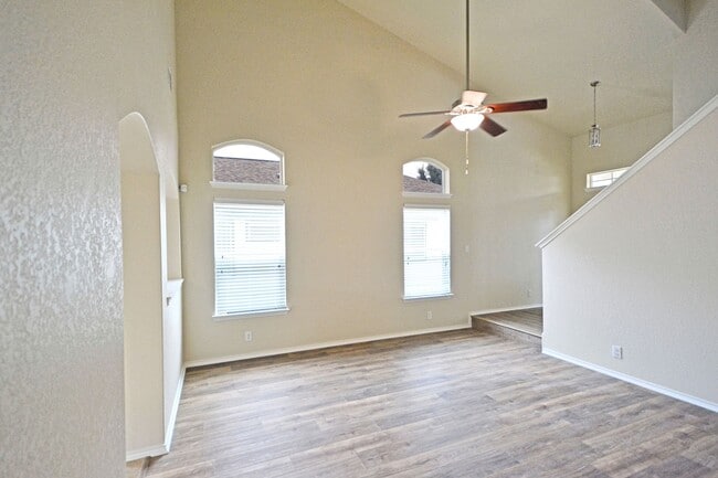 Building Photo - 2121 Sinclair Dr