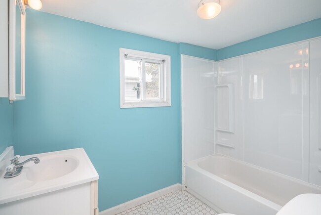 Building Photo - Two Bed Point Breeze Townhouse
