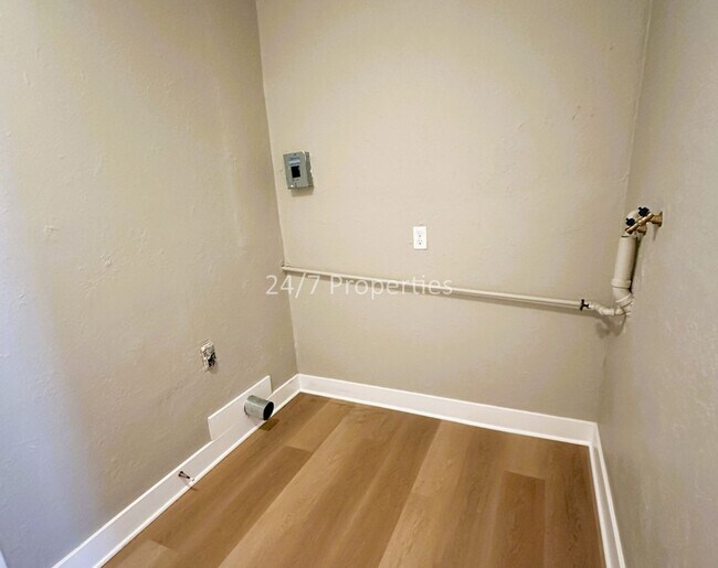 Building Photo - Charming 2 BD | 2 BA Home with A/C in Salem