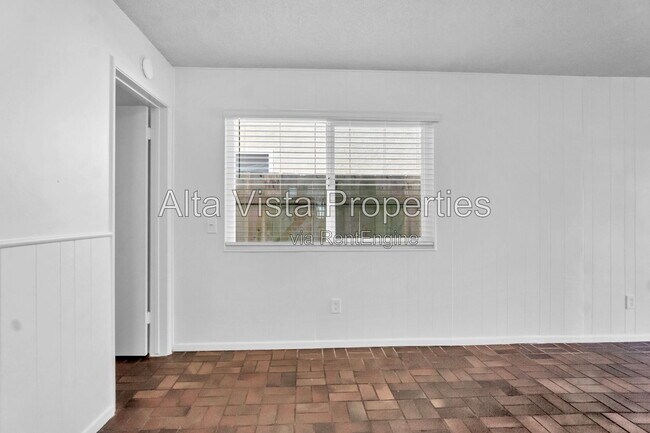 Building Photo - 325 Rosemont St