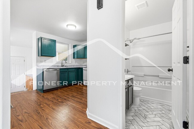 Building Photo - Charming Home with Washer/Dryer and Fenced Yard