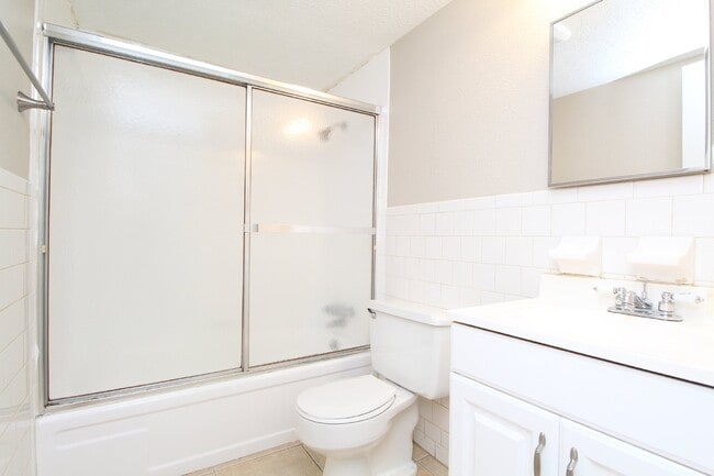 Building Photo - Updated 1-Bedroom Condo in Bay Winds – Wat...