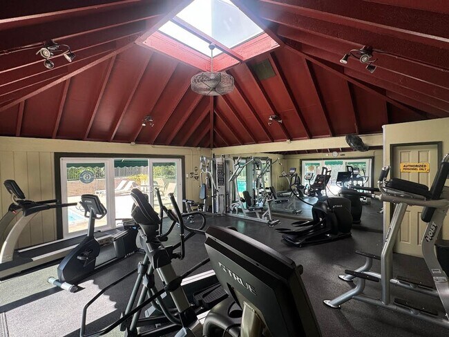 Building Photo - Renovated 2 Bedroom/ 1 Bathroom Condo Avai...