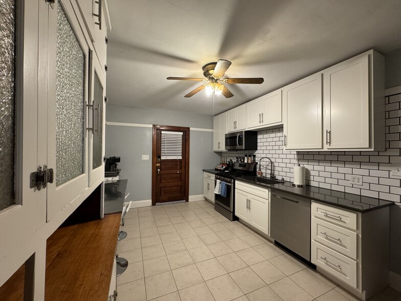 Kitchen - 821 E Pearson St