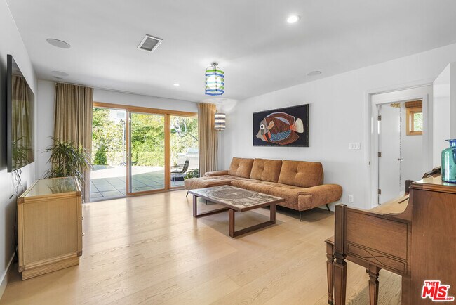 Building Photo - 375 S Surfview Dr