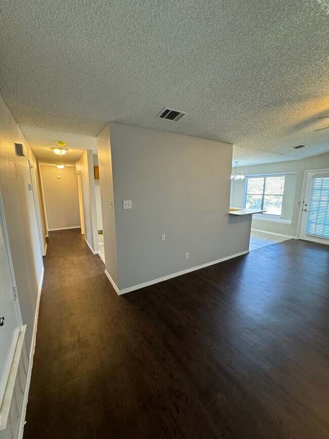 Building Photo - NICE 3 BEDROOM HOME WALKING DISTANCE TO THE NORTHERN HILLS GOLF COURSE!  FIREPLACE IN LIVING*STOV...