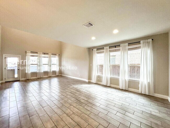 Building Photo - PROMO: Get $1,000 OFF the first month’s rent when the lease starts this month of March! / 5 Bed/4...