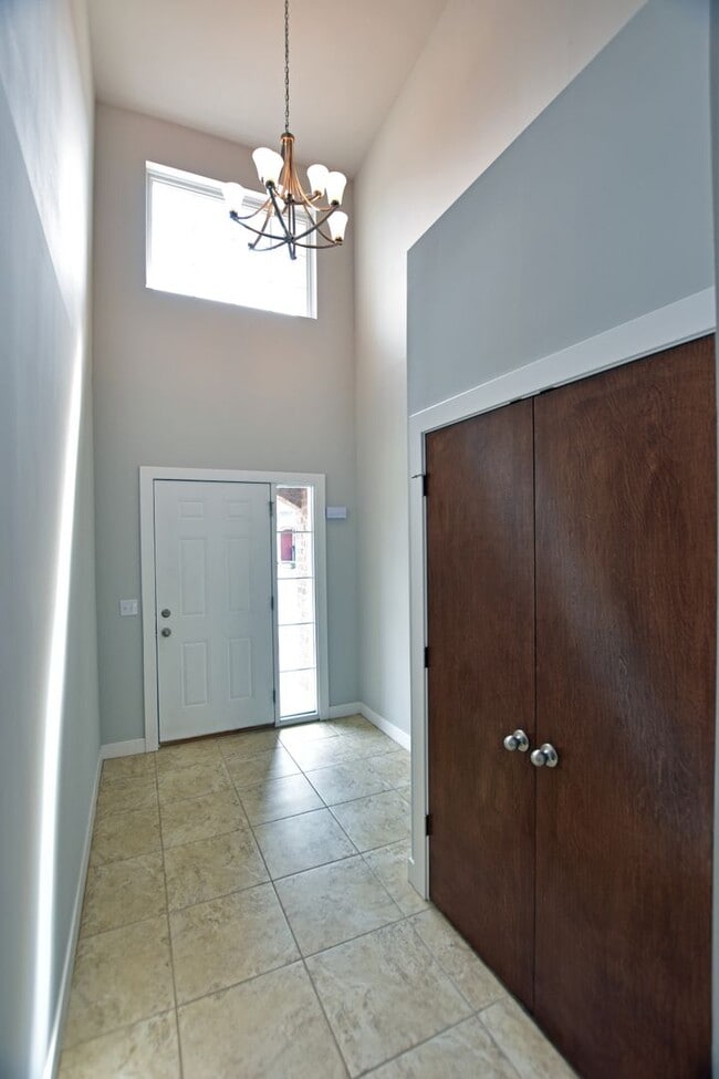 Building Photo - Shelby Twp - 3 Bedrooms, 2.5 Baths Townhouse, 2-Car Garage near Stony Creek Park