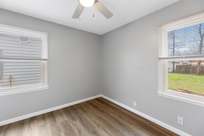 Building Photo - Move in ready - 2 Bed 1 Bath In Quiet Neig...