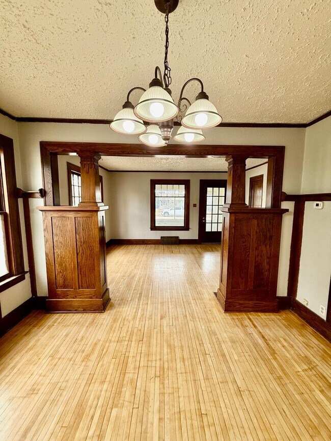 Building Photo - 845-847 2nd Ave NW