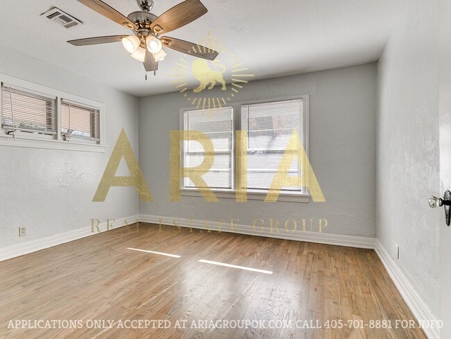 Building Photo - COMING SOON! 2 Bed/2 Bath Duplex Super Clo...