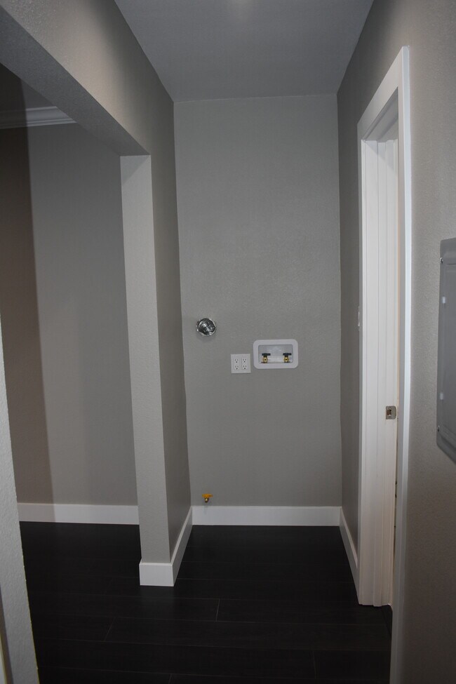 Stackable washer/drier hookup - 10231 Woodworth Ave
