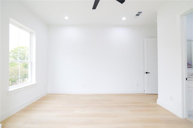 Building Photo - 306 E 7th St