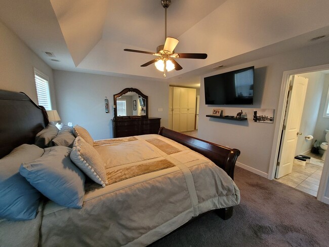 Building Photo - Beautiful & Spacious 4 bedroom, 2.5 bath h...