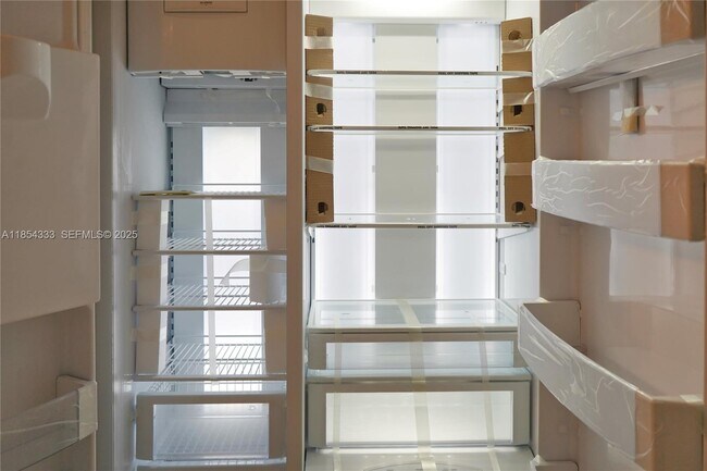 Building Photo - 848 Brickell Key Dr