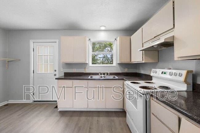 Building Photo - 105 Hubert Dr