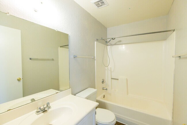 Building Photo - Beautiful 2 bedroom 2 bathroom with privat...