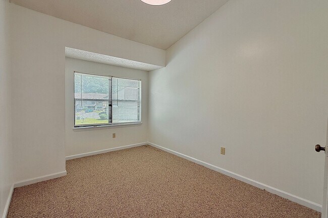 Building Photo - AVAILABLE END OF AUGUST 2026! (No pets preferred)