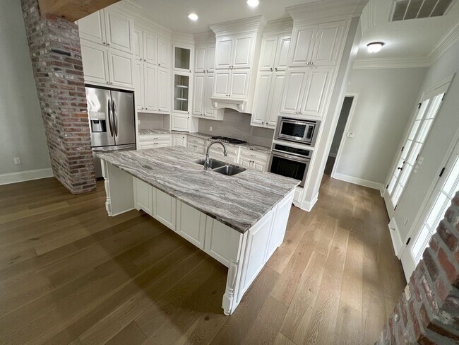 Building Photo - Stunning 4 bedroom, 3 bathroom 2 story hom...