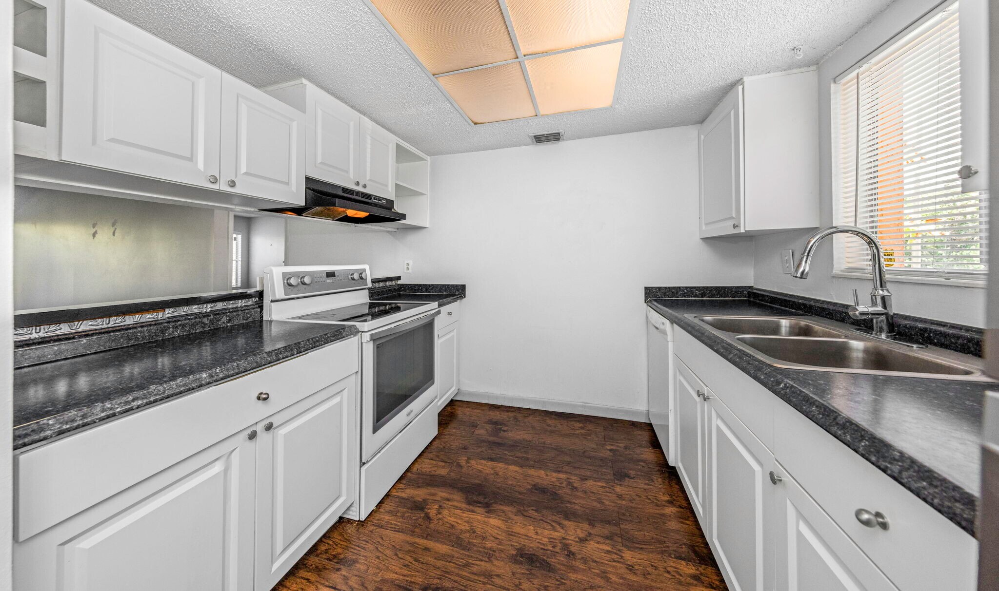 Building Photo - 621 99th Ave N