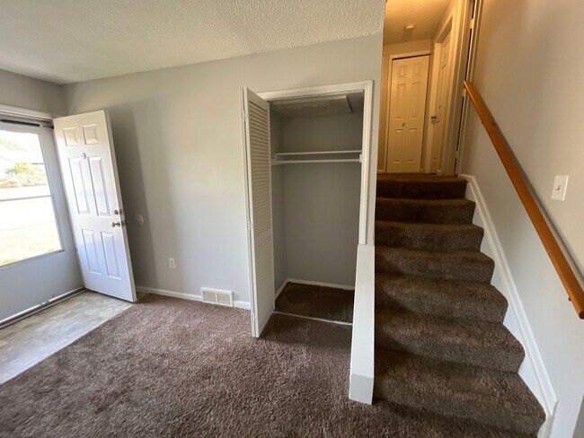 Building Photo - Three bedroom 1.5 bath single family home ...
