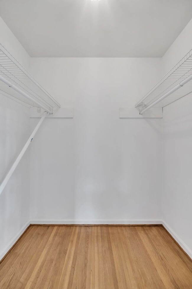 Building Photo - One level living in the heart of Brentwood