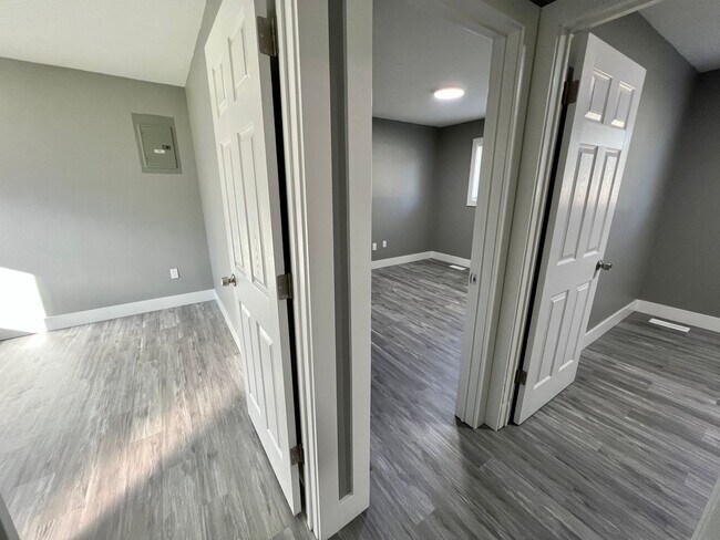 Building Photo - Expansive 4-Bedroom, 2-Bath Home Offering ...
