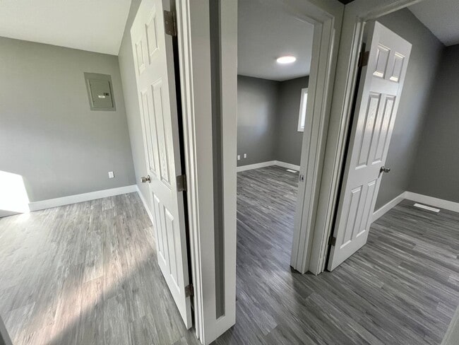 Building Photo - Massive Space! 4 Bedrooms 2 Bathrooms - Cr...
