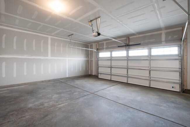 Building Photo - Move-In Ready 4-Bedroom Townhome in Rosedale!