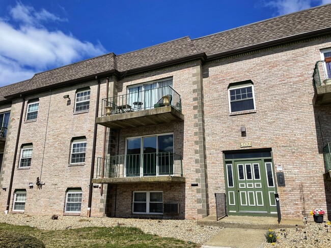 Building Photo - 502 Oak St