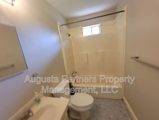 Building Photo - 225 Pecan Dr