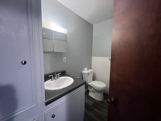 Building Photo - Three Bedroom on the NE Side of GR!
