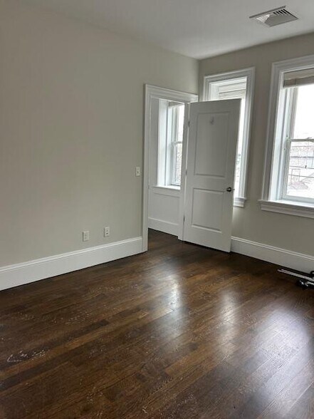 Building Photo - 2044 Beacon St