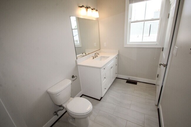 Building Photo - 1505 W Cary St