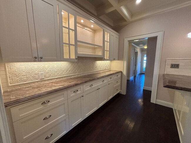 Building Photo - Historic Charm, Modern Comfort | 4BR +Bonu...