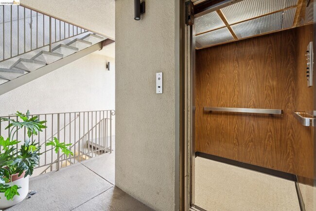 Building Photo - 94 Bayo Vista Ave