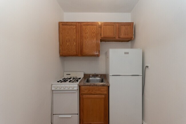 Building Photo - 708 W Belmont Ave