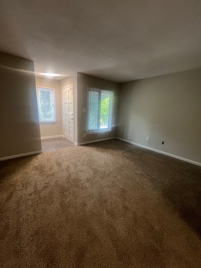 Building Photo - Spacious One Bedroom Unit