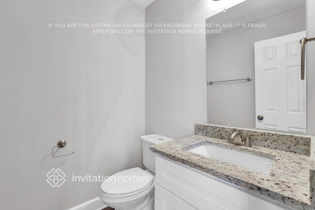 Building Photo - 1810 Collines Ave