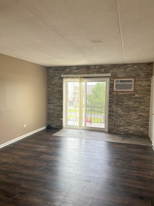 Building Photo - 964 N Rohlwing Rd