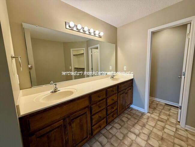 Building Photo - 2 Story Freshly Updated Duplex in Raytown